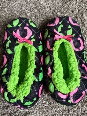 Kids Wicked Cozy Slip-On Slippers in Black Pink & Green ** bundle 5/$15